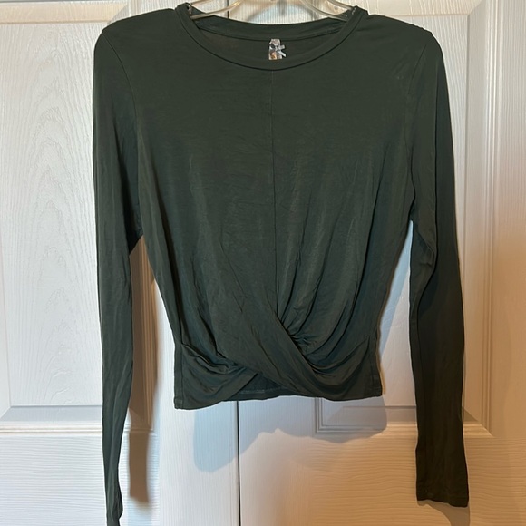 Worn 1X, women’s, lightweight long sleeve top, front seam/twist bottom - Picture 1 of 6